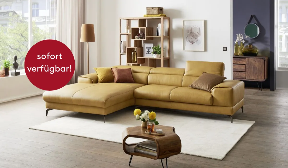 Senfgelbes Ledersofa in modernem Wohnzimmer, sofort verfügbar.